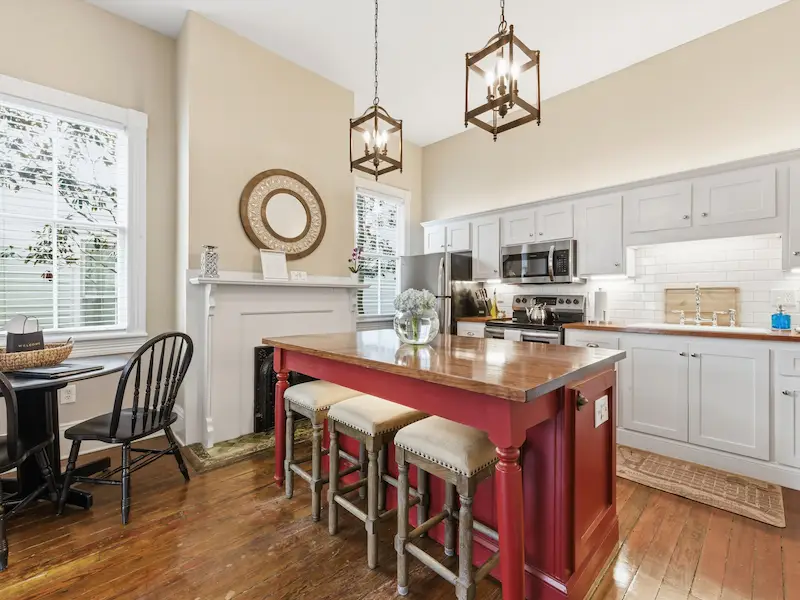 Suite 314A Savannah vacation rental fully stocked kitchen — kitchen island bar stools white cabinets stainless appliances